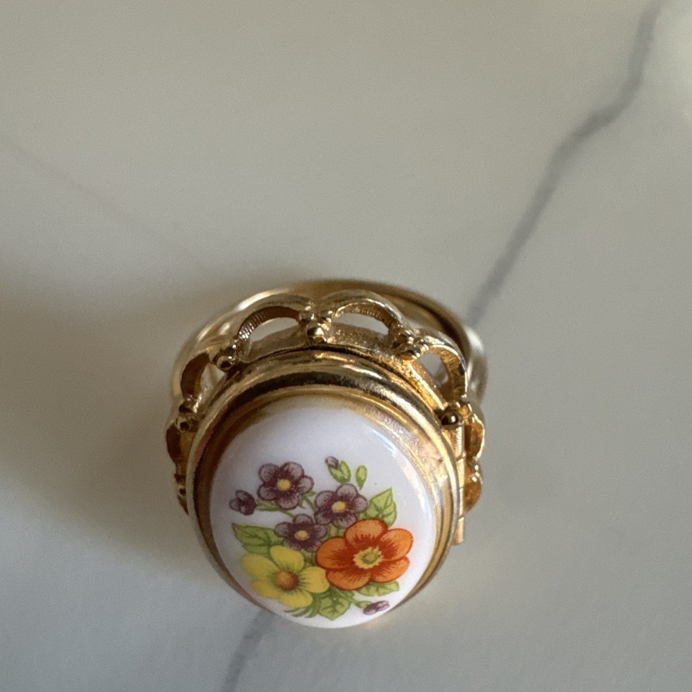 Avon Vintage Gold Tone Floral Oval Porcelain Locket Cocktail Ring Signed - Picture 2 of 7